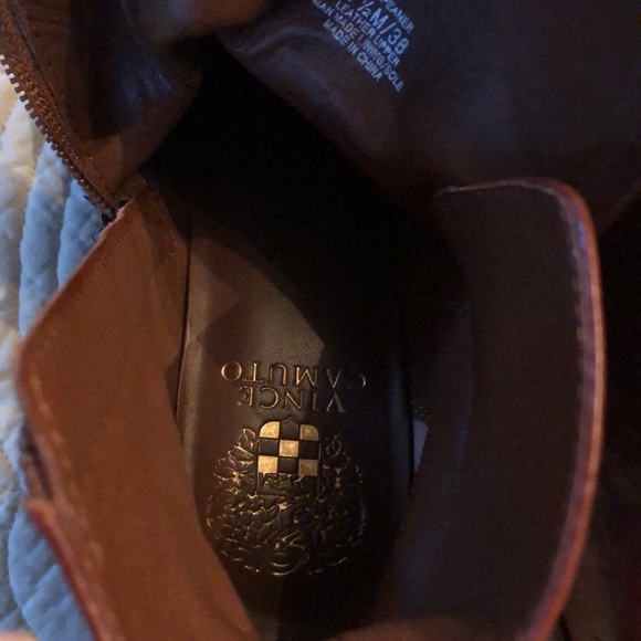 🥾Vince Camuto Belt & buckle wrapped classic low stacked heel ankle boots - Picture 8 of 14